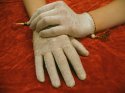 Handschuhe in Nadelbindung aus handgesponnener Seide